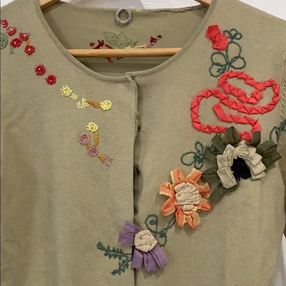 ONE GIRL WHO... Floral Sweater Size S - Picture 3 of 5